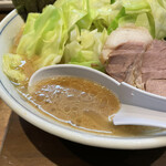 横浜家系ラーメン 中島家 - ほんのりクリーミーでマイルドなスープ
