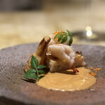 entre nous - これ、めちゃめちゃ好みです！
      こんなに風味豊かなのにくどくないアメリケーヌソース、未体験です。
      筍や木の芽といった和食材のフレンチへのスムーズな導入は、もともと素晴らしかったですが、これはお見事♪