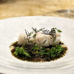 entre nous - この寒平目も！
      シェフが「イカってる」と言う身の締まりが、その鮮度の証。
      海苔や菜の花が、よりリッチな味わいに仕立ててくれています。