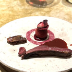 entre nous - 炭焼きの青首鴨。
      じんわりの美味しさが嬉しいのですが、驚きなのが、「島中さん」のビーツ！
      味が濃くて、鴨とも張り合えます。