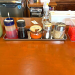 黒田屋 - 卓上薬味。　この真ん中の辛子ニンニクが最高に美味しい！