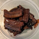 鮒秋 - 鰻佃煮を容器に開けました、二切れ食べてもこのボリュームなので、コスパよし(笑)