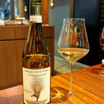 イル ネッビオ - 先ずは白ワインから(o^^o)