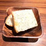 イル ネッビオ - 自家製フォカッチャとバゲットの盛り合わせです(o^^o)