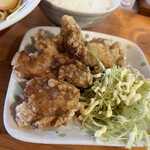 まるまつラーメン - 唐揚げのボリュームあり しかもウマい