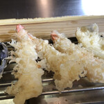 天ぷら割烹 三松 - カウンターに天婦羅　ナス　エビ3尾　イカ