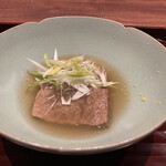 廣澤 - 黒毛和牛(ヒウチ)と蕪、スパイシースープ餡掛け
      刻み葱載せ