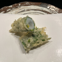 天雅 - 天雅会席１８１５０円。白魚の紫蘇巻き。迫力が不足している見た目ですが、白魚の旨味が凝縮されています（╹◡╹）（╹◡╹）