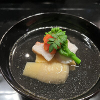 天雅 - 天雅会席１８１５０円。金目鯛を使った椀物です。真丈はイトヨリダイとのこと。お出汁も真丈もお野菜も良かったです（╹◡╹）。タネの金目鯛のパサつきが気になりました。。。