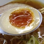 煮干鰮らーめん 圓・味玉の半熟度やとろりとうまい黄身が絶品