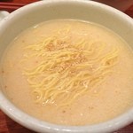 らーめん山頭火 - 塩ラーメン本体登場！！

ここの穏やかで優しい塩ラーメン。
結構いいかもww

もちろん、健康のためスープは残しますww
