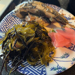 土浦魚市場 - 昆布とひじきの煮物、鰯の煮付け、漬物。