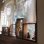 バナナカフェ - 小物までこだわりを感じるお洒落で温かい店内