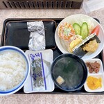 Shokudou Hamakaze - 定食の様子です。はまぐりのホイル焼きは、既に2個がコンロの上です。