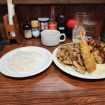 デリス - 海老・ホタテフライ&豚バラの焼肉定食　980円