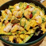 和酒・煮込み らいどん - えびとアボカドごろごろサラダ