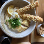 豊岡咲々うどん - 二方かまぼこのちくわ天と但馬地鶏の天ぷらの冷やしぶっかけうどん
