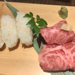 Yakiniku Shou Manen - みかわ牛ゴールド特上イチボの炙り寿司。自分で焼いてご飯の上にのせます。