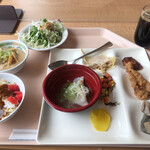 Taiheiyou Feri Kiso Resutoran Tahichi - チャーハンにカレー、味噌ラーメン、水餃子、ツナパスタ、エリンギ唐揚げ等々ごちゃごちゃ取った。