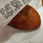 スペイン石窯パン 513BAKERY - 料理写真:自家製牛肉ゴロゴロカレーパン　237円