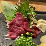 召し屋グリとニル - 馬刺し・赤身(\830)