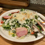 召し屋グリとニル - 炙りベーコンと温玉のせシーザーサラダ(\980)