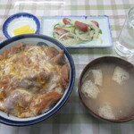 津軽屋食堂 - 親子丼玉ねぎウインナー炒めみそ汁