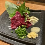 召し屋グリとニル - 馬刺し・赤身(\830)