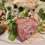 召し屋グリとニル - 炙りベーコンと温玉のせシーザーサラダ(\980) 燻香しっかりのベーコン