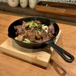 召し屋グリとニル - 長野県産牛・MIXほるもん焼320g(\1,280)