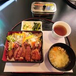 福万寿 - 「信州牛ステーキ重(味噌汁・漬物付)」¥2200-