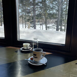 Miya No Mori Ko Hi - モーニングのコーヒーと、２階カウンター席からの月寒公園の雪景色。落ち着きます。