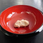 そば処やぶ - 期間限定「くるみつけそば」のクルミをアップで