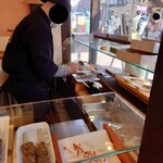 寺子屋本舗 - 「ぬれおかき(焦がし信州味噌)」は注文後に焼き直してくれました