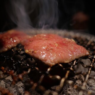 【備長炭】で焼く老舗焼肉！ユッケ刺など、本格焼肉料理も。