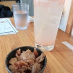 うどんダイニング うずまき - 生グレープフルーツサワー・お通し（鶏皮ポン酢）