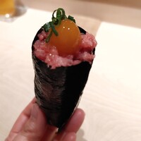 鮨 若尊 - １つで２種類の味を楽しめる手巻き