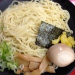 東麺房 - つけ麺の上に具材をつけ汁が冷めないように配慮 チャーシューはつけ汁と一緒に中華鍋で調理されていました。具材は煮卵、海苔、ゆずスライス、葱、メンマ