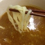 東麺房 - 麺はやや太めの平打麺で加水率は中位の縮れ麺