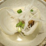海鮮と釜飯のお店 魚義 - でかい白ハマグリ〜