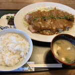 割烹 中央 - 御飯、味噌汁ウマし！カレーソースが残念。