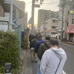 ヌードル＆スパイスカレー 今日の1番 - 日曜日の朝06:30Open前06:28分で16人待ち