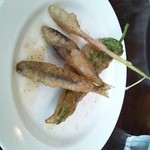 シェ ヌウ - 稚鮎のフリット  万願寺唐辛子と谷中生姜とともに
      