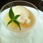 シェ ヌウ - 桃tのコンポート。十八番です。バニラビーンズたっぷりのアイスもおいしい～