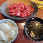 万世焼肉 - 黒毛和牛雌赤身肉ランチ