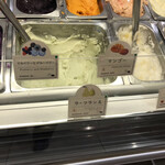 りんごの下 - ラ・フランスだけ、他商品の倍のスペース、取ってました