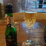 RESTAURANT TAKEUCHI - ●ピエール　ゼロ　ブランド　ブラン200ml　850円
                        （ノンアルコールスパークリング）
                        爽やかな口当たりで果実感ある
                        ほんのりとした甘みで美味しい
                        
                        料理の味わいをリセットするのに丁度良い感じ