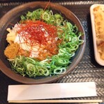 さぬき安べえ - 旨辛うどん、半熟たまごが辛さを中和してくれてめっちゃ美味い