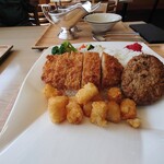 レストラン・ポルト - 
            「ハンバーグ&ロースカツカレー(2人前)」を横から