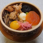 峠の釜めし おぎのや - 「峠の釜めし」を横から